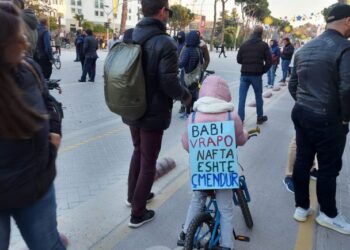 Fotolajm/ Vajza e vogël nget biçikletën me një parrullë pas: Babi vrapo, nafta është çmendur