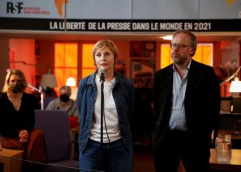 “Mos u shndërroni në zombie nga propaganda”/ Dha dorëheqje pasi nisi sulmi në Ukrainë, gazetarja e televizionit rus: Lufta ishte ‘vija ime’ e kuqe