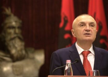 “Lironi të arrestuarit!”/ Meta nxjerr videon nga protesta dhe apelon: Njerëzit meritojnë përulësi nga klasa politike