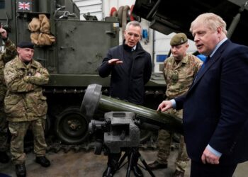 FOTO: Boris Johnson takohet me trupat e NATO-s në kufi me Rusinë!