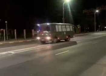 VIDEO/ Karvani i vdekjes: Ja si rusët e rënë në luftë dërgohen fshehurazi në Bjellorusi!