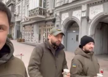 Me kafe në dorë në Kievin e boshatisur, këshilltari i Zelenskyt: Kryeqyteti më i bukur edhe në kohë lufte