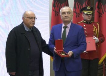 Kontributi në pandemi, Meta dekoron Tritan Kalon/ Mjeku: Njeriu punon një jetë të tërë për të ndihmuar të tjerë