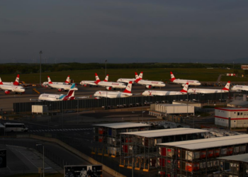 Kanadaja mban ‘peng’ charterin rus në aeroport: Rusia është përgjegjëse për sulmet në Ukrainë