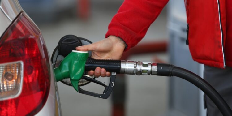 Ndryshon sërish çmimi i karburanteve: Ja sa do të shiten nga sot nafta, benzina dhe gazi