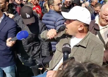 Invalidi me karrocë vjen nga Durrësi: Turp ata që rrinë në kafe e s’protestojnë. Sot është koha e shqiptarëve, jo e zuzarëve