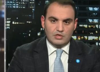 “Basha drejt largimit”/ Këlliçi, thirrje deputetëve: Nuk e kushtëzon ikjen me largimin e Berishës, jepini fund pengmarrjes së PD