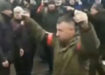 Kievi publikon listën e rusëve të zënë rob dhe u bën apel nënave të tyre: Ejani merrini!