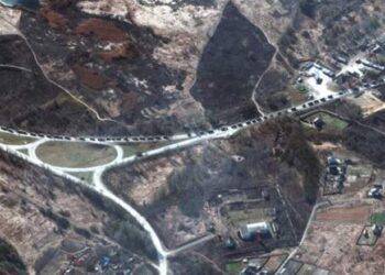 Priten luftime të ashpra në betejën finale/ Rusia dërgon kolonën ushtarake 64 km për të marrë Kievin