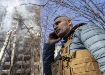 “E mbyllim vetë hapësirën ajrore”/ Kryebashkiaku luftëtar i Kievit, thirrje Perëndimit: Rusët nuk do kalojnë, na jepni armët e duhura