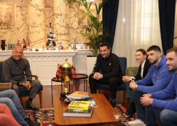 Veliaj pret ekipin e volejbollit për meshkuj të SK Tiranës: Investimet e reja sollën rezultat