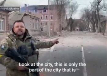 Nga Mariupol i shkatërruar, oficeri ukrainas apelon te Macron e Biden: Fëmijët, të moshuarit po vdesin! Na e jepni ndihmën e premtuar, tregoni që jeni liderë (VIDEO)