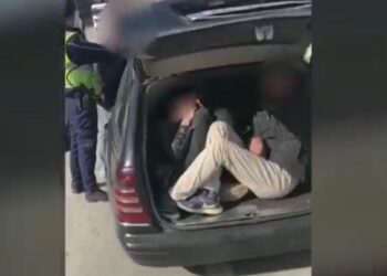 VIDEO / ‘Si sardele’! Policia gjen 5 emigrantë që fshiheshin brenda bagazhit të makinës