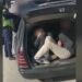 VIDEO / ‘Si sardele’! Policia gjen 5 emigrantë që fshiheshin brenda bagazhit të makinës