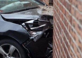 Aksidenti/ Makina del nga rruga dhe përplaset me murin rrethuese të një banese, plagoset 2-vjeçari, dërgohet me urgjencë në spital