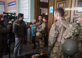 “S’mund të rrimë duarkryq e të shikojmë”/ Britanikët, “ok” thirrjes së Zelenskyt për t’iu bashkuar luftës: Ish-marinsat nisen drejt Ukrainës