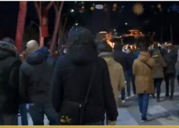 Protesta/ Qytetarët shpërndahen në rrugët e Tiranës, thirrje shoferëve të fikin makinat