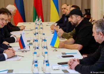 Lufta në Ukrainë/ Rusia mirëpret planet për bisedime me Kievin në Turqi