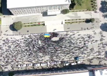 VIDEO/ Qytetarët mblidhen para Kryeministrisë. Pamje me dron nga protesta në Tiranë