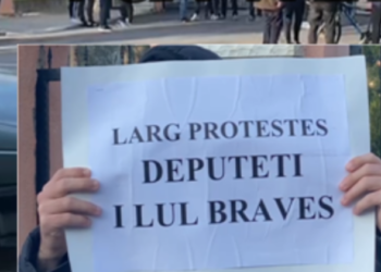 ‘Larg protestës deputeti i Lul Bravës’ / Pankarta pikante në protestë e fermerit nga Lushnja