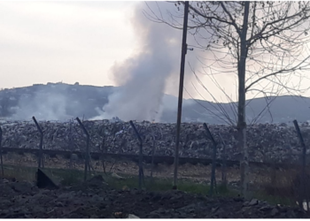 I vihet zjarri fushës së mbetjeve/ Vlora zgjohet nën tymin e plehrave të djegura gjatë natës