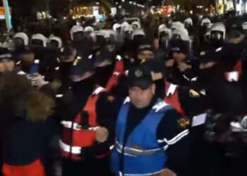Tensionohet situata në Tiranë/ Protestuesit përplasen me policinë, shoqërohen disa persona. Mbërrin dhe FNSH