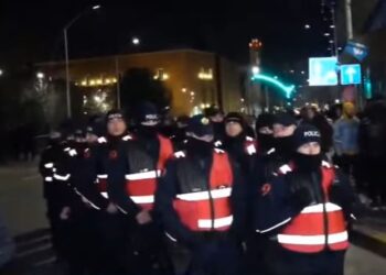 “Fike, fike, fike”/ Protestuesit bllokojnë rrugën e Durrësit e nisen drejt Zogut të Zi, policia në gatishmëri