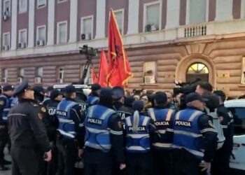 Paralajmëruan protestë 24 orëshe para Kryeministrisë/ Policia shpërndan qytetarët