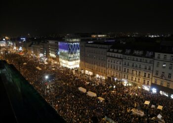 Pamje të pabesueshme nga Praga/ Zelenskyy jep një mesazh direkt via-video