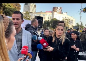 Incidenti/ “S’jemi këtu për shtëpinë tënde, kemi kauzë tjetër”! Gruaja dëbon nënë Lizën nga protesta, reagon e moshuara e “5 majit”