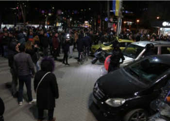Protesta në Tiranë për rritjen e çmimit të naftës, shoqërohen rreth 15 persona