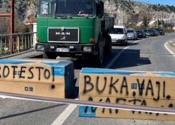 VIDEO/ Protestë kundë rritjes së karburantit! Bllokohet ura e Bahçallëkut në hyrje të Shkodrës