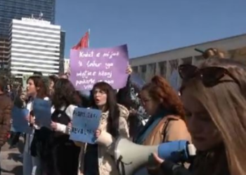 Qytetarët sërish në protestë për çmimet/ Mblidhen në Sheshin Skënderbej dhe marshojnë drejt Kryeministrisë. Policia “blindon” Tiranën
