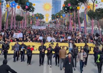 Rritja e çmimeve/ Sot dita e gjashtë e protestës, qytetarët mblidhen sërish para Kryeministrisë