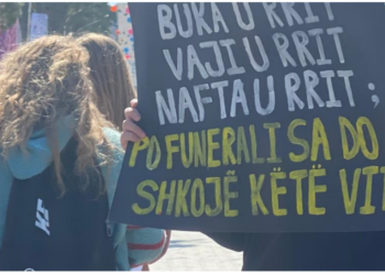 FOTO/ “Miellin e serbit hajeni vetë” – Mesazhet e protestuesve para kryeministrisë: Ta harrojë Rama se ne do largohemi sot nga sheshi