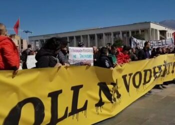 Protestuesit marrin vendimin: Do qëndrojmë para Kryeministrisë 24 orë, fikim mikrofonin…