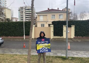 FOTO/ Protestuesi britanik në Tiranë shkon çdo mëngjes para Ambasadës ruse, ja si po përndiqet nga…!