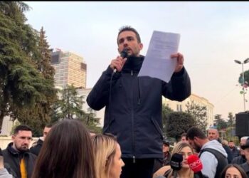“Ky është sheshi i nderit, jo i turpit”/ Protesta: Kur qytetarët bëhen bashkë, fitojnë. Ja kërkesat tona për qeverinë