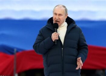 Rusët vuajnë presionin e sanksioneve, Putin “mbahet”/ Çmimi marramendës i xhupit që mban veshur presidenti