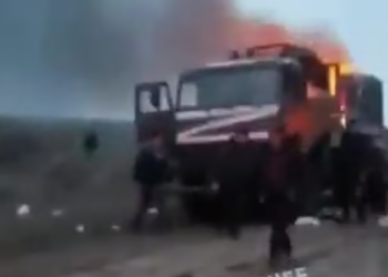 VIDEO/ Autokolona e ngecur pranë Kievit: Ja si po përpiqet Putin të fshehë makinat me karburant për të furnizuar ushtrinë