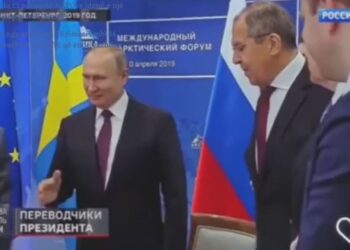 Putin u zgjat dorën, liderët botërorë e injorojnë. Video bëhet virale