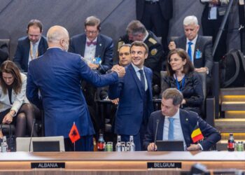 FOTOT/ Rama në samitin e NATO-s për Ukrainën, momenti kur shtrëngon duart me presidentin francez dhe Stoltenberg