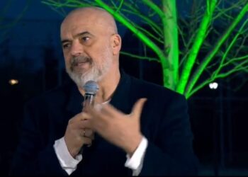 “Është momenti që gocat t’i thonë çunave më trego kë do votosh, pastaj shohim…”/ Rama në Rrogozhinë: Brava e varreja s’kanë lidhje me punën!