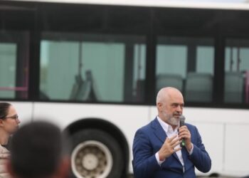 “Në këtë luftë duhet të jemi bashkë”/ Rama: Sharlatanë të pashpirt yshtin popullin për të nxitur përçarje