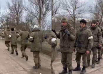 FOTO/ Ukrainasit kapin robër ushtarët e Putin, i vendosin në radhë njëri pas tjetrit. CIA: Janë vrarë 4 mijë trupa ruse