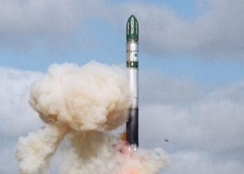 Rusia sulmon me raketa aeroportin në Dnipro, zyrtari i lartë: Ka ndodhur një shkatërrim masiv