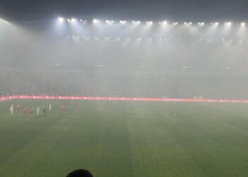 VIDEO/ Tifozët ndezin stadiumin në derbin e kryeqytetit, Tirana-Partizani, ndërpritet ndeshja