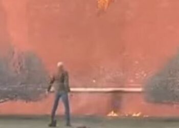 FOTO/ Protestuesi shfryn inatin ndaj Putin, hedh një molotov në muret e Kremlinit. Shkak, lufta në Ukrainë