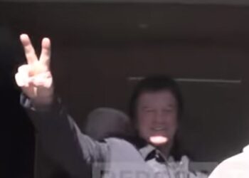 VIDEO / “Basha të kthejë logon e konfiskuar”, Sali Lusha hyn në selinë e PD me dy gishtat lart