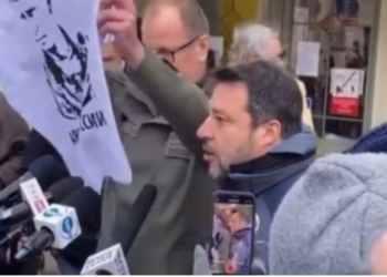 VIDEO/ “Kloun i Putinit”/ Politikani italian poshtërohet ndërsa fliste në kufirin mes Polonisë e Ukrainës: Mbaje bluzën me fytyrën e tij